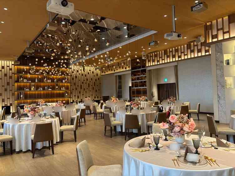 煌びやかで大人な雰囲気な披露宴会場