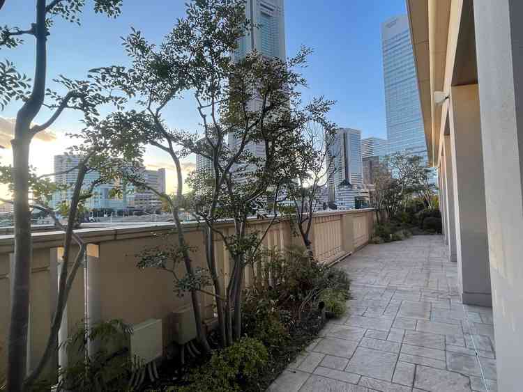 ウェルカムパーティースペースから外に出た時の景色。みなとみらいの夜景が一望できる。