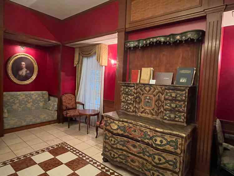 アンティークな調度品は直接買い付けされたものとのことで、１つ１つが綺麗だった