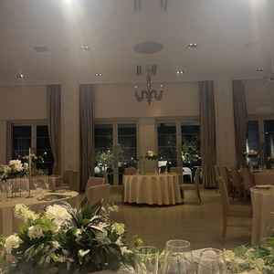 披露宴会場はシンプルながらも、細かいところにデザイン性がありました。