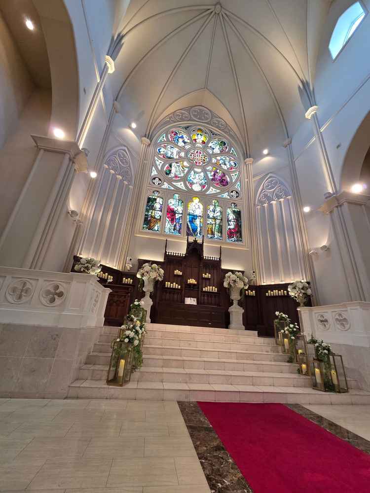 挙式会場の大きさ、きれいさに驚かされるばかりでした！！生演奏、歌唱も体験させて頂きました！！