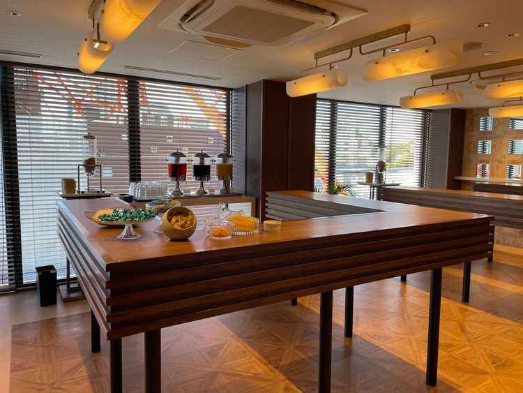 ゲストが待機する部屋。飲み物やお菓子が置いてある。