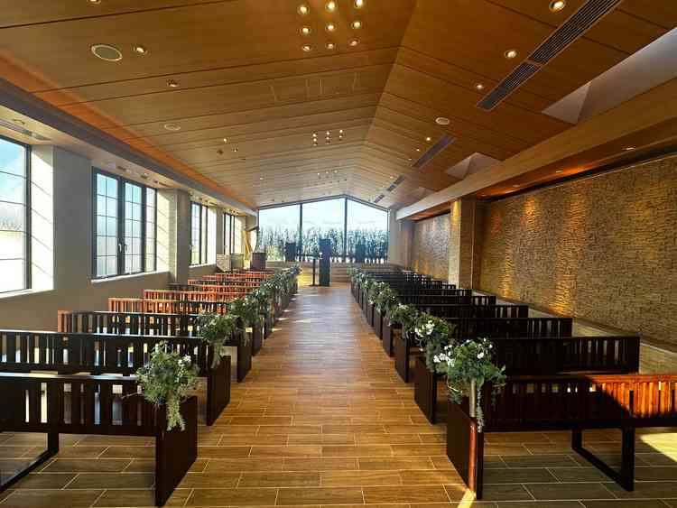 陽の光が差す美しいチャペル。