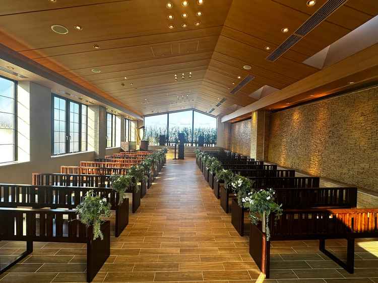 陽の光が差す美しいチャペル。