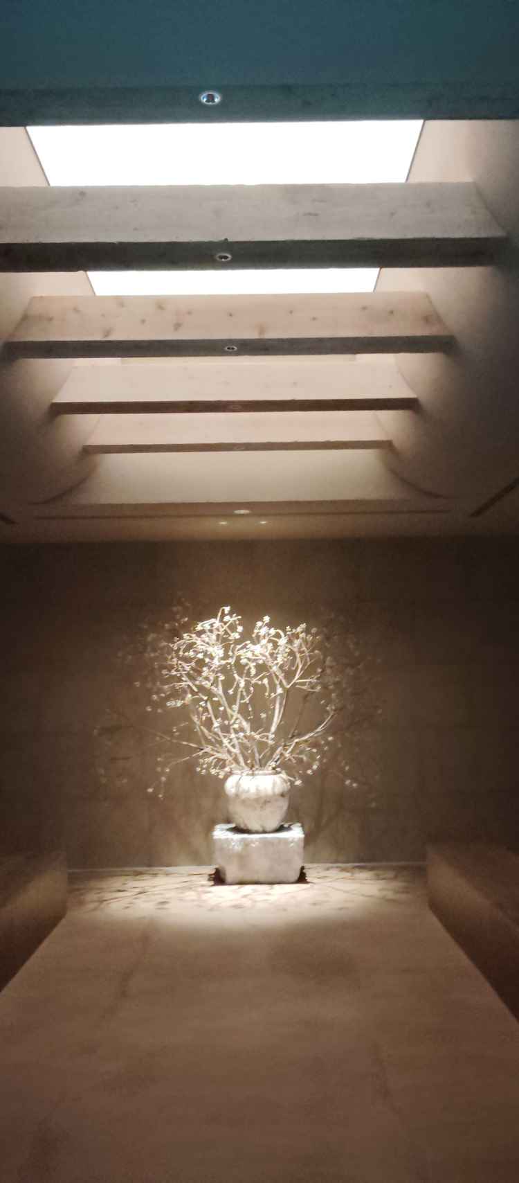 チャペルの写真。土のチャペルというコンセプトがはっきりしていて、特徴的だがオシャレ出良い。