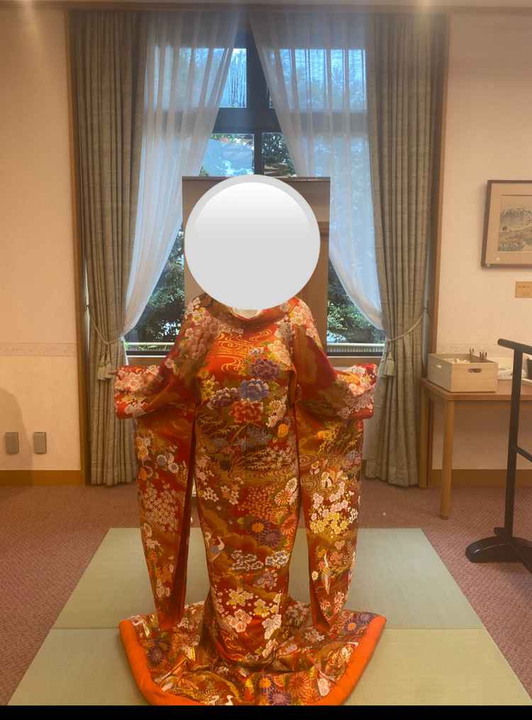 後ろ姿です。鏡向きで着付けしてくれ、この後、正面を向いた写真も撮らせてくれました。