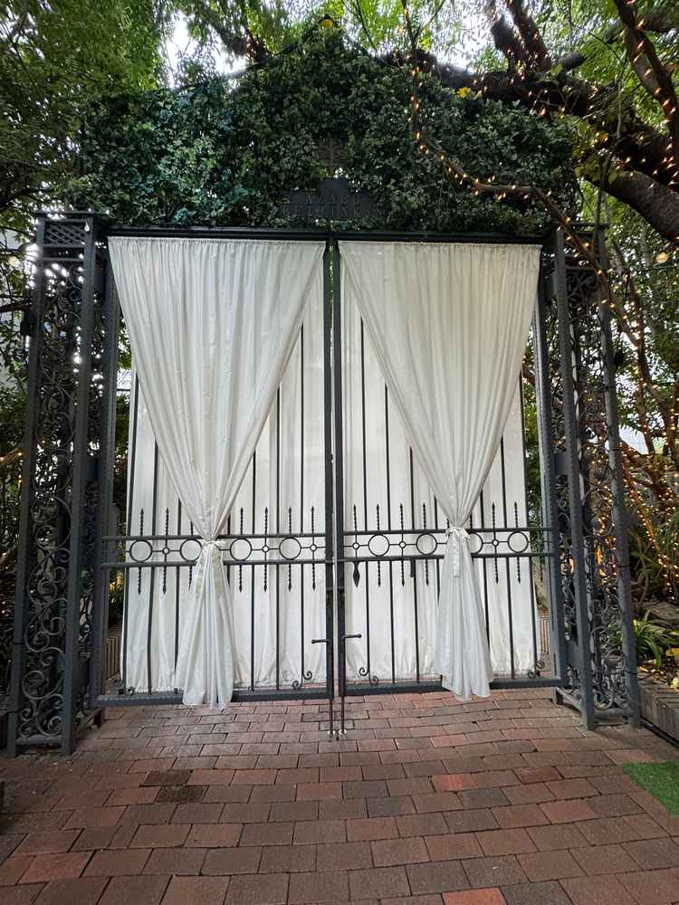 入口の門から特別感のある雰囲気で、都会の喧騒から一歩離れた空気が作れそうです。