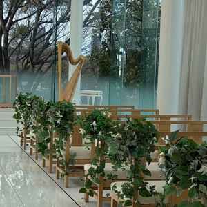 バージンロード脇のフェイクグリーンもチャペルの雰囲気とマッチしており、若干だが大阪城も見えて良かった