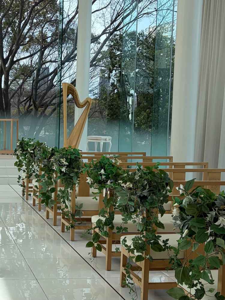 バージンロード脇のフェイクグリーンもチャペルの雰囲気とマッチしており、若干だが大阪城も見えて良かった