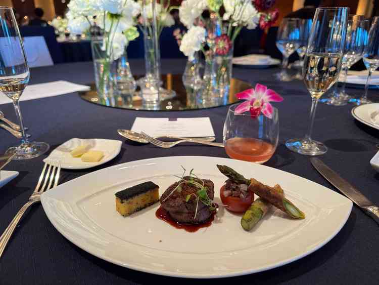 スタンダードコースのメイン料理