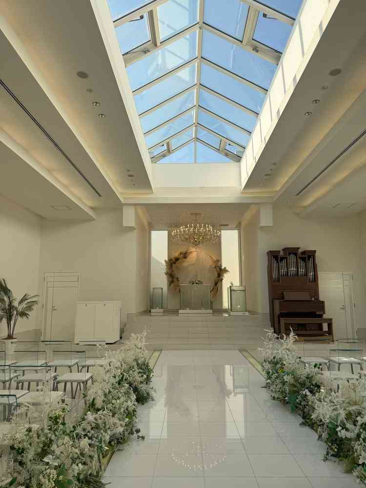 チャペルは真っ白で明るくて素敵だった。