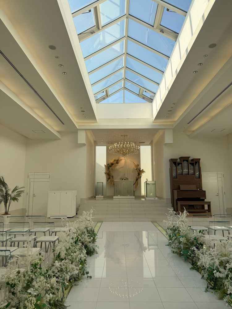 チャペルは真っ白で明るくて素敵だった。