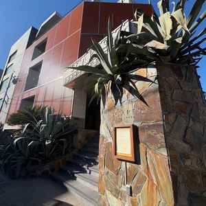 外観写真。砂建てられたとの事で、波音が聞こえるほど海に隣接していて、リゾート感を味わうことができる。