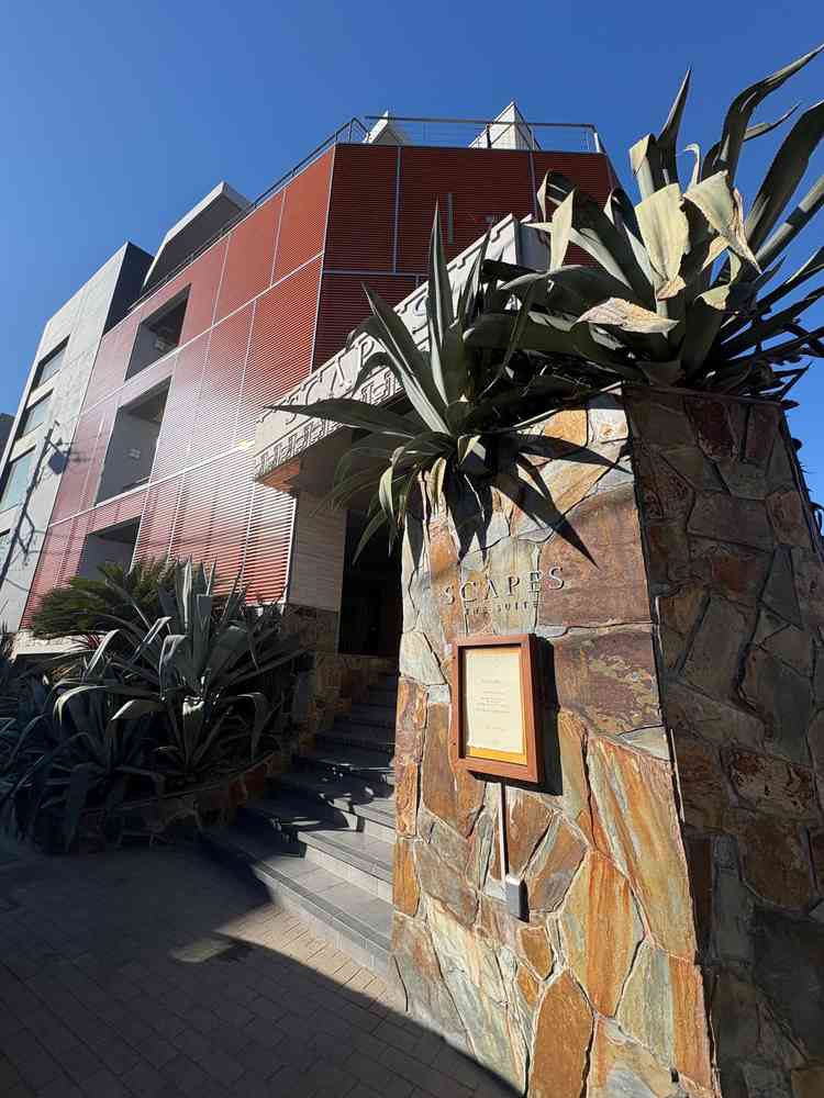 外観写真。砂建てられたとの事で、波音が聞こえるほど海に隣接していて、リゾート感を味わうことができる。