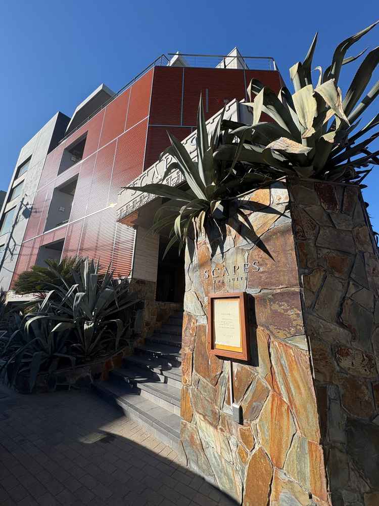 外観写真。砂建てられたとの事で、波音が聞こえるほど海に隣接していて、リゾート感を味わうことができる。