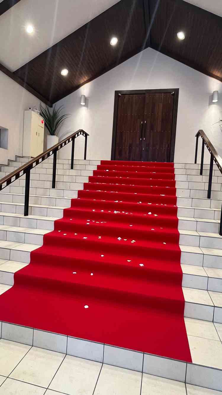 スタッフさんたちが総出でフラワーシャワーの演出をしてくださり、とても素敵で嬉しかったです。