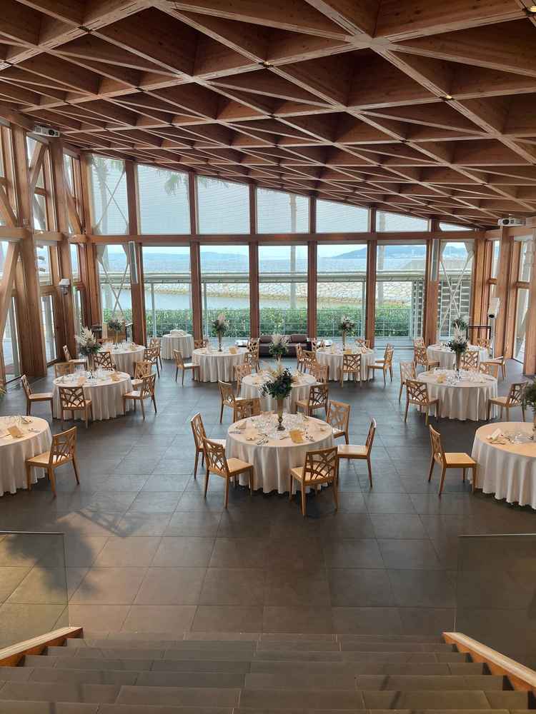 広い会場で真ん中に広い階段があるのと木が使われてるデザインがよかった。