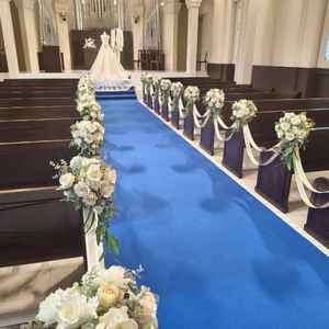 チャペルブルーのバージンロードでドレスが映える