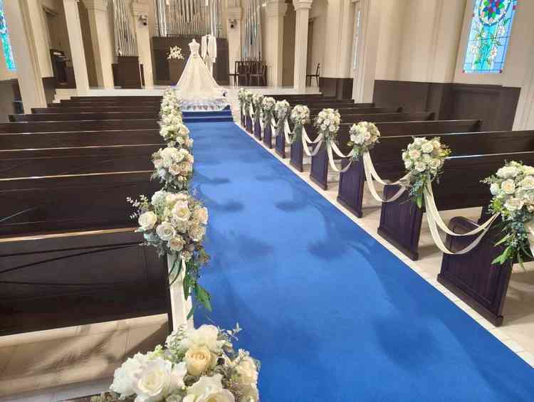 チャペルブルーのバージンロードでドレスが映える