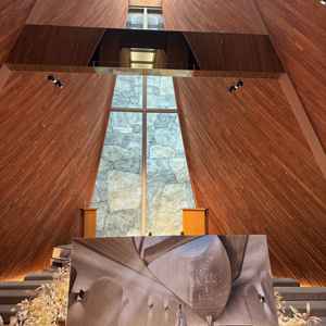 今のチャペルも素敵でしたが、改装後はより広くなり天井からの光がより入ると聞いて楽しみです。