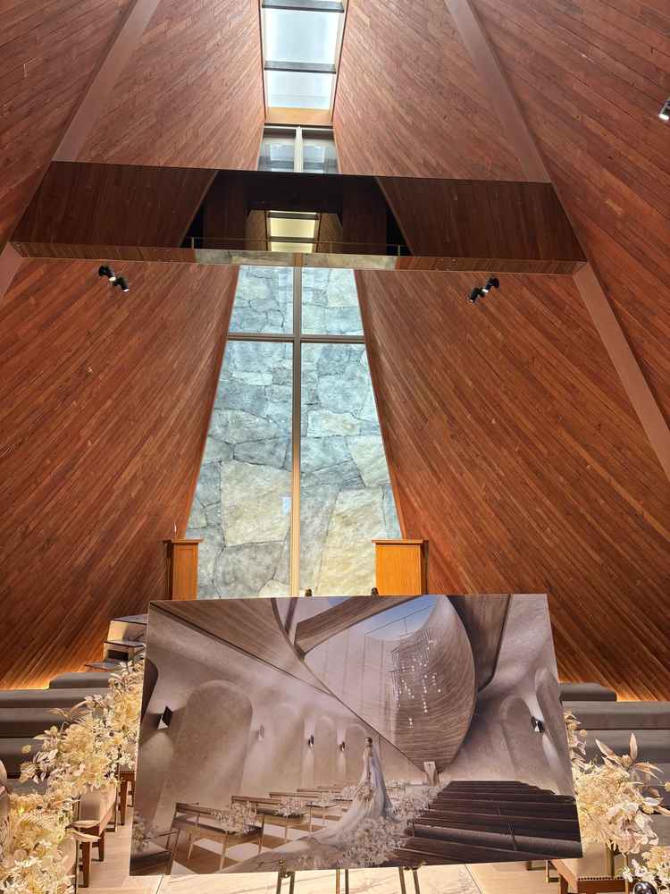 今のチャペルも素敵でしたが、改装後はより広くなり天井からの光がより入ると聞いて楽しみです。