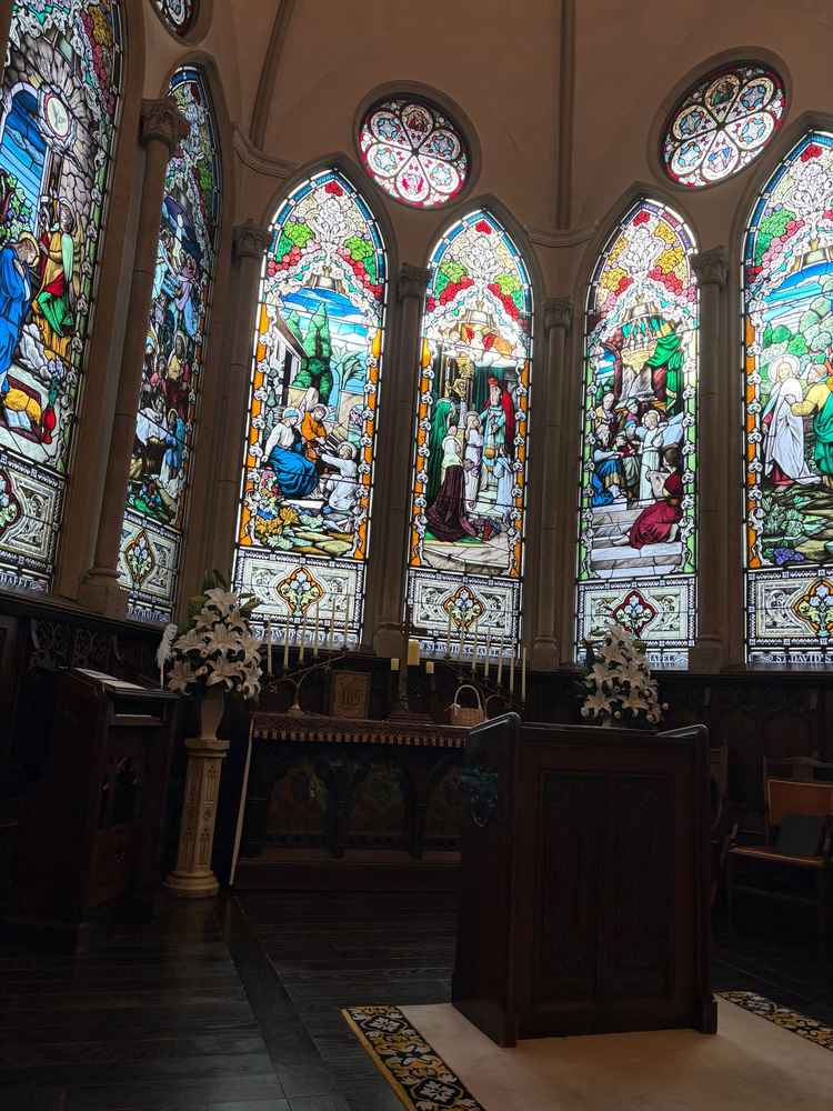 大聖堂のステンドグラス。光が差し込む時間で素敵でした。