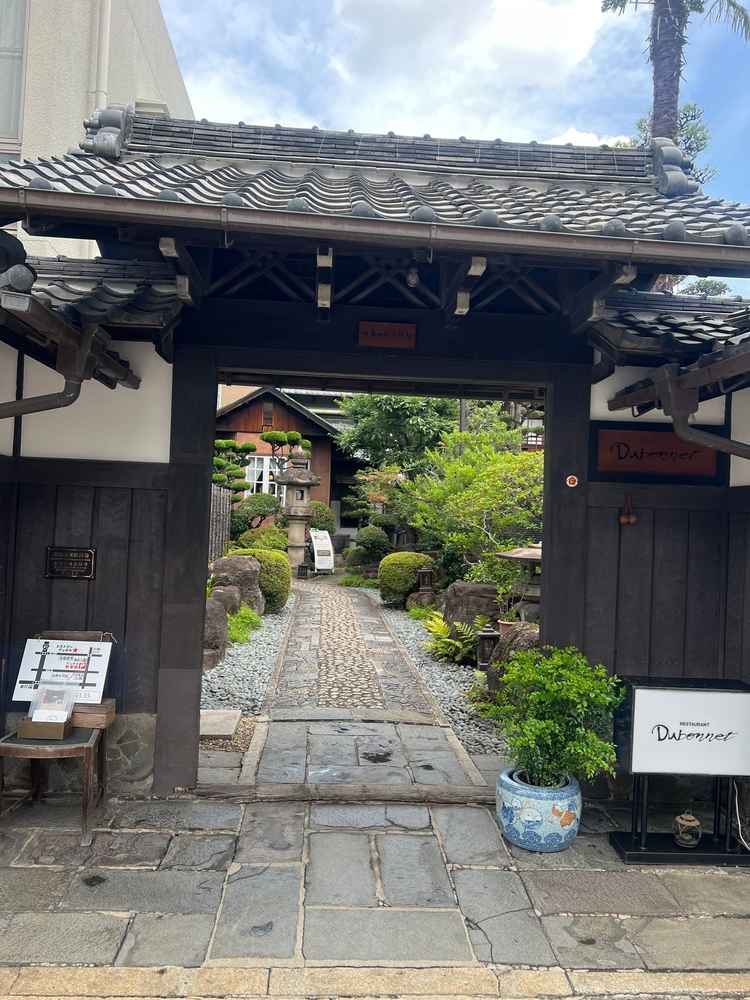 門構えから歴史を感じられ、とても上品な印象でした。街中にありながら落ち着いた雰囲気でした。