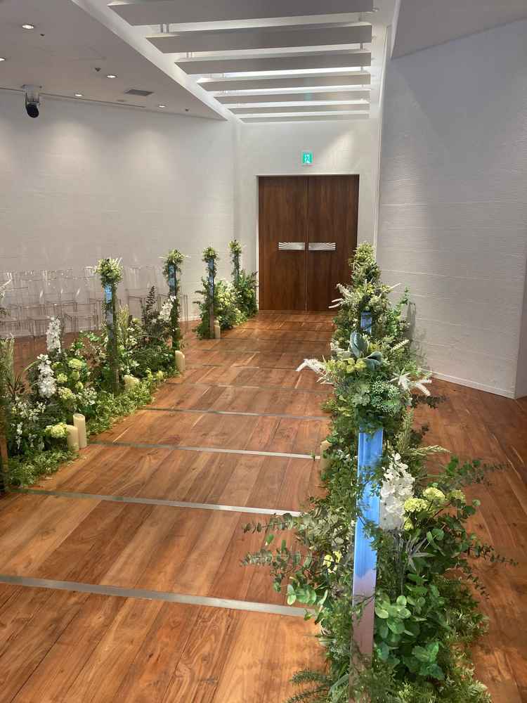 片側にゲストが参列する形式でした。円柱の柱があるため、新郎新婦が見えないシーンが出てしまいます。