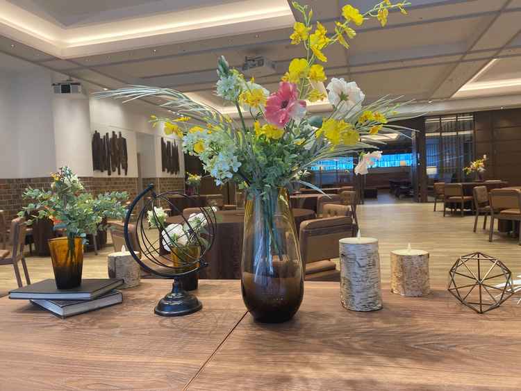 ウッド系の温かな開場です。仕切りがあるものの前後に広く、花嫁が歩くスペースも十分にありそうです。