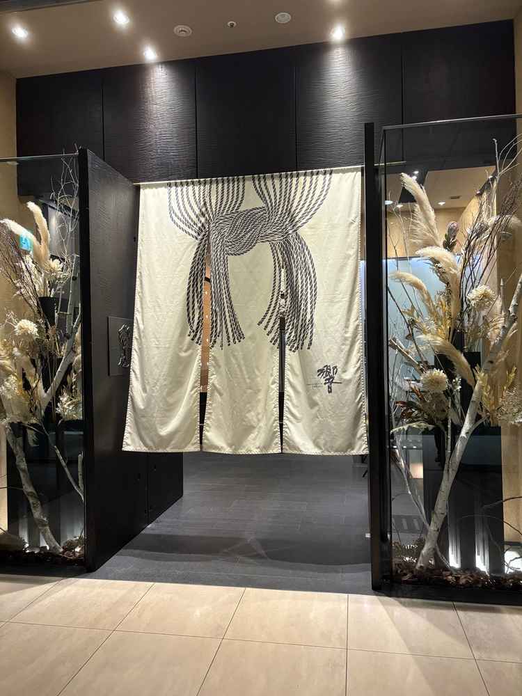 会場入り口。のれんは変えられる