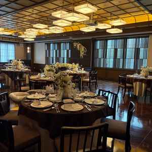 温かみのある雰囲気が特徴の、横長の会場 照明が特徴的でおしゃれです(もう一つの会場はシャンデレラ)