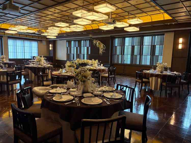 温かみのある雰囲気が特徴の、横長の会場 照明が特徴的でおしゃれです(もう一つの会場はシャンデレラ)