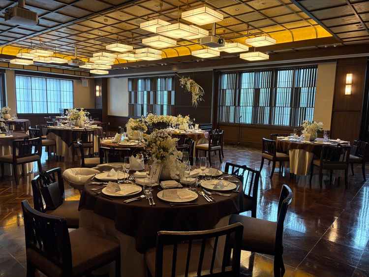 温かみのある雰囲気が特徴の、横長の会場 照明が特徴的でおしゃれです(もう一つの会場はシャンデレラ)