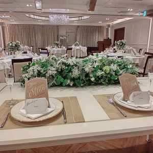 新郎新婦かの席から見た披露宴会場です。会場が広すぎないので、ゲスト全員の顔がよく見えそうです♪