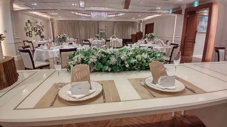 新郎新婦かの席から見た披露宴会場です。会場が広すぎないので、ゲスト全員の顔がよく見えそうです♪