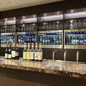 ガーデンスペースに面した披露宴会場に設置されているバーカウンター。お酒好きな新郎新婦必見。