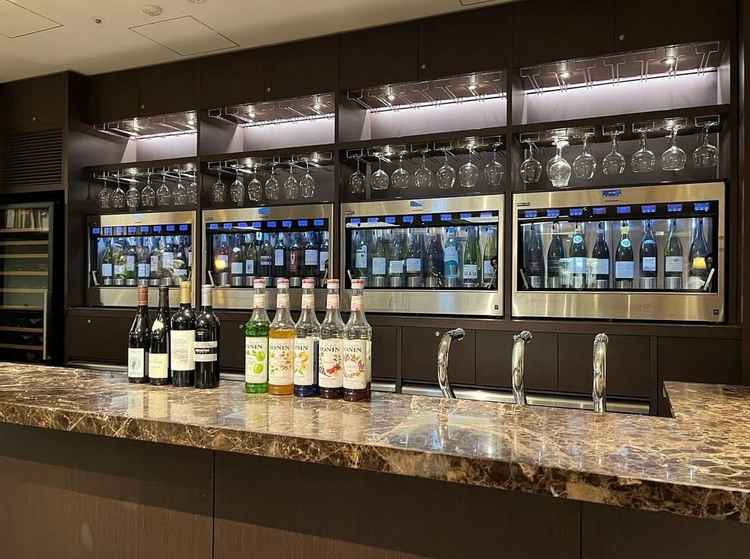 ガーデンスペースに面した披露宴会場に設置されているバーカウンター。お酒好きな新郎新婦必見。