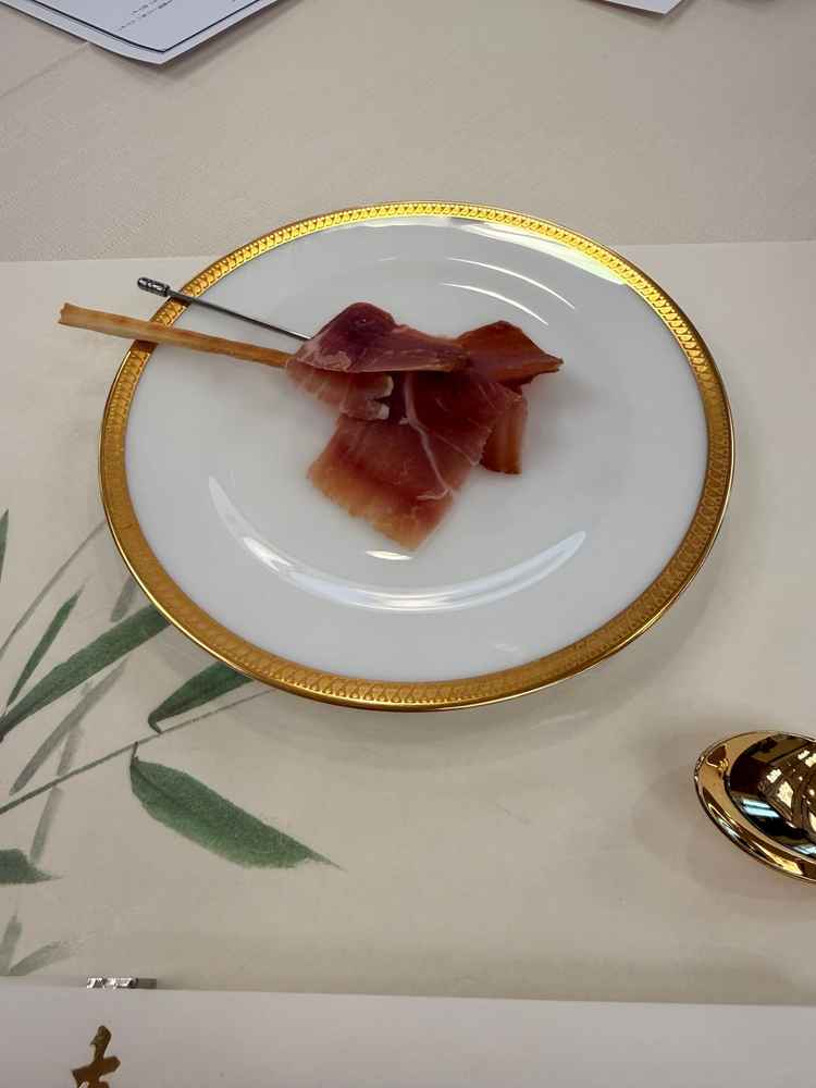 受付で食べられる生ハム