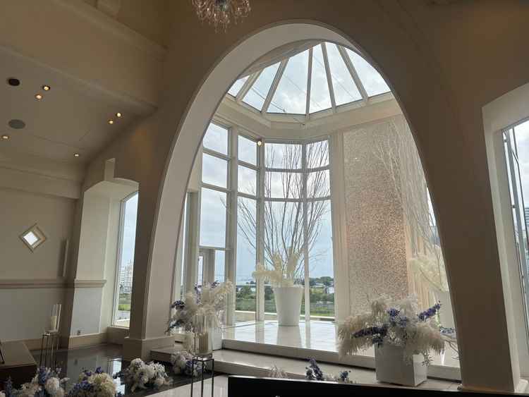 白を基調とした、光が差し込むとても綺麗なチャペル。ヴァージンロードの横幅が広く歩きやすいのも特徴との