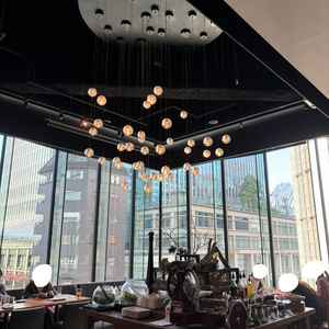 自然光がたっぷり入る披露宴会場