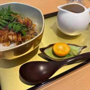 名古屋名物のひつまぶし。食器などもオシャレでとても美味しかった。