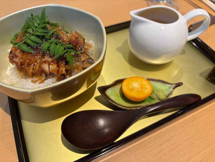 名古屋名物のひつまぶし。食器などもオシャレでとても美味しかった。