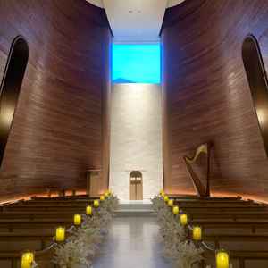 自然光の差し込むチャペル。照明により雰囲気を変えられる。