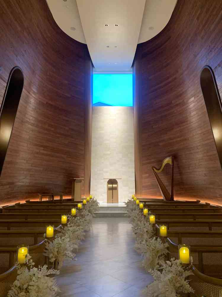 自然光の差し込むチャペル。照明により雰囲気を変えられる。