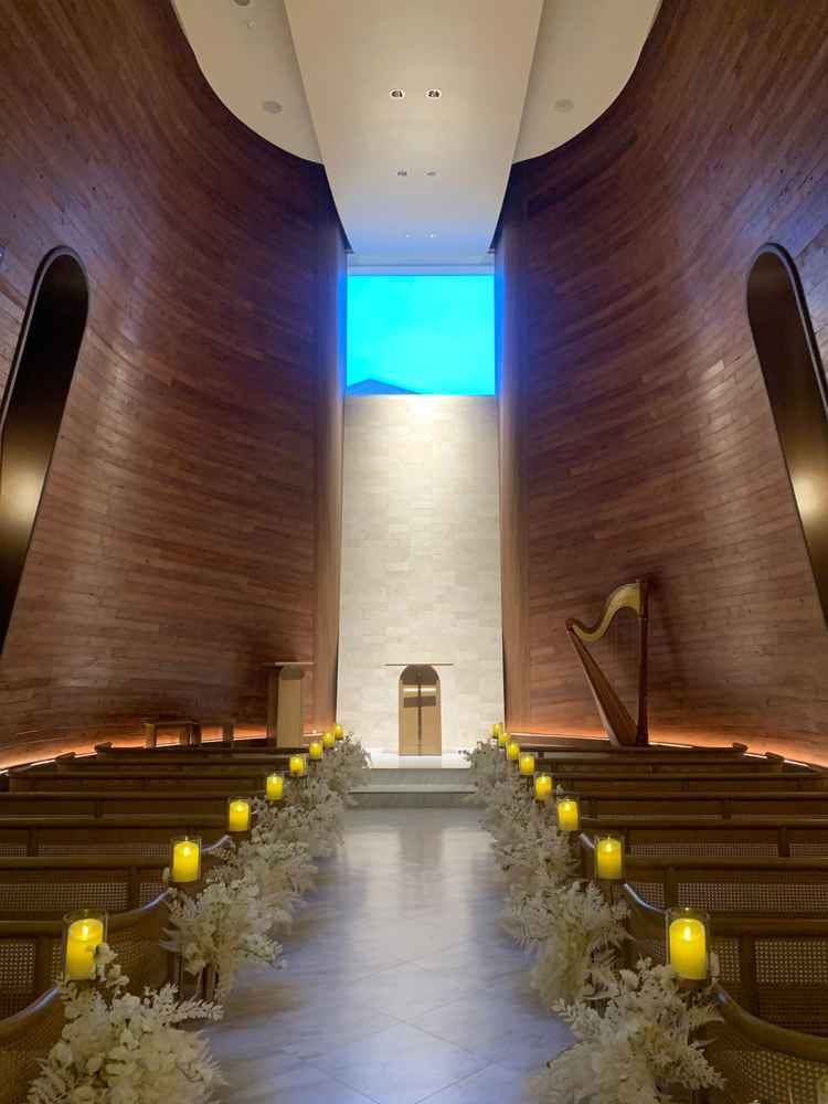 自然光の差し込むチャペル。照明により雰囲気を変えられる。