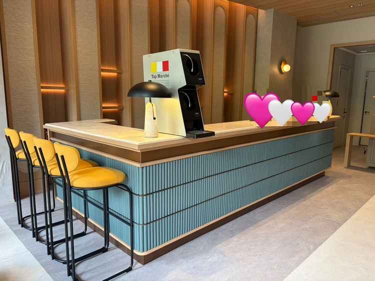エントランス入ってすぐ待合エリアのカウンターです。TAPマルシェでクラフトビール２種類飲み放題可能！