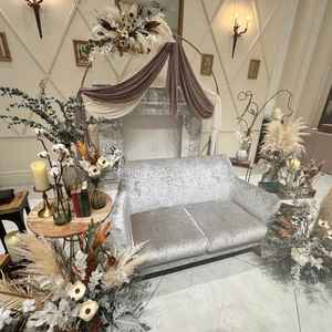 披露宴のソファ席ですが、とても華やかでドレスが綺麗にみえるイメージがしやすかったです！