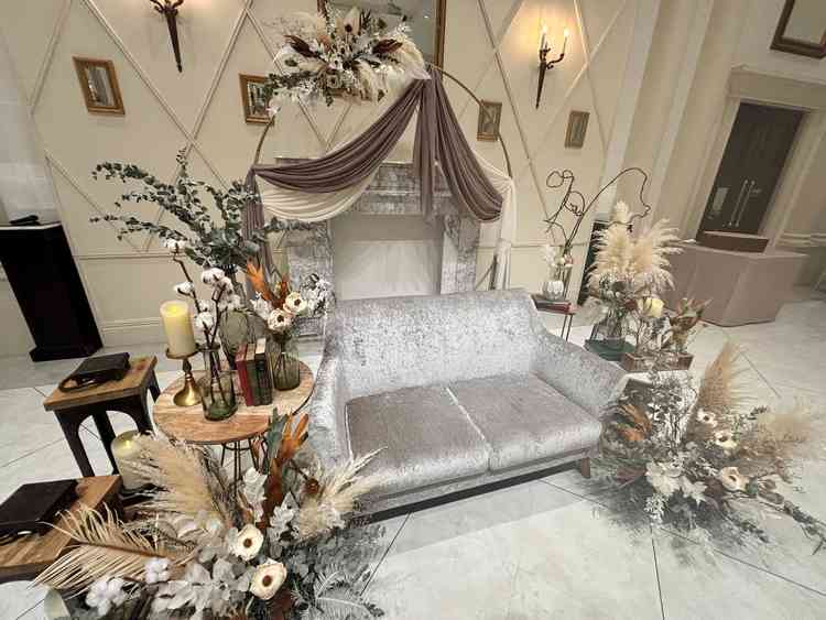 披露宴のソファ席ですが、とても華やかでドレスが綺麗にみえるイメージがしやすかったです！