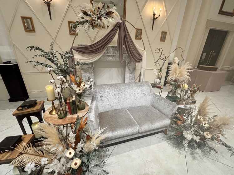 披露宴のソファ席ですが、とても華やかでドレスが綺麗にみえるイメージがしやすかったです！