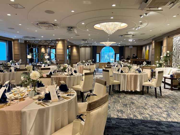 5階にあるサロンという披露宴会場。奥にキッズスペースやワンちゃん待用のスペースを作ることが出来る。